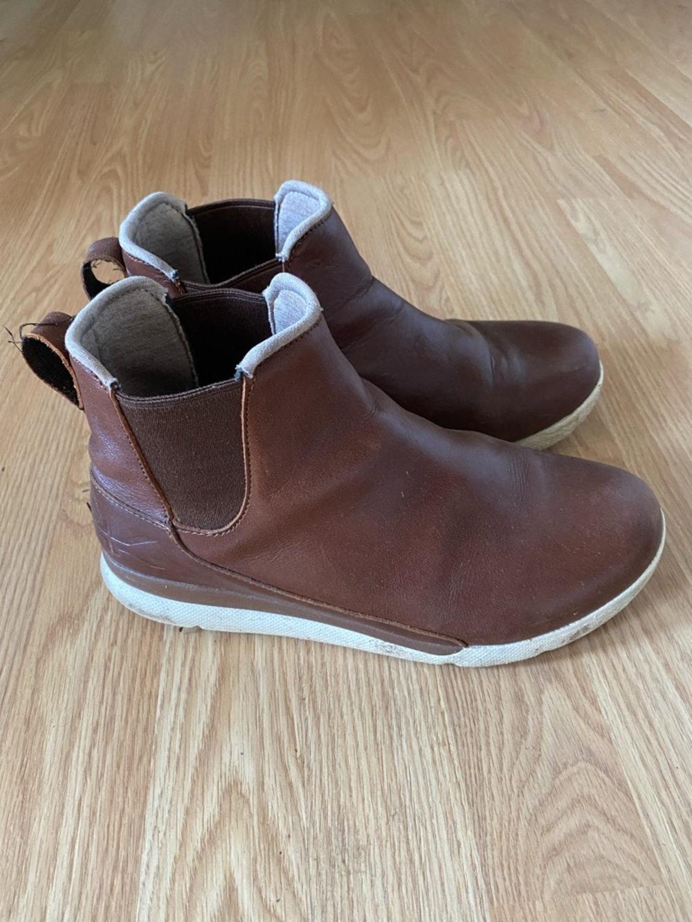 KURU Women’s Brown Leather Chukka Boots with White Sole Size 9